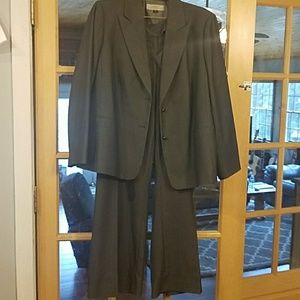 Tahari pants suit